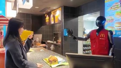Regardez McDonald's tester des robots humanoïdes en première ligne