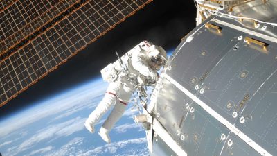 Les astronautes de la NASA s'aventurent dans le vide lors d'une journée historique