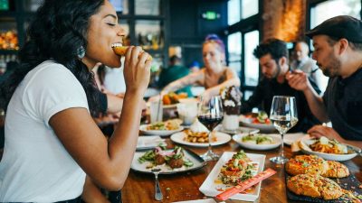 Les restaurants nous obligent à ranger les téléphones, et je ne me plains pas