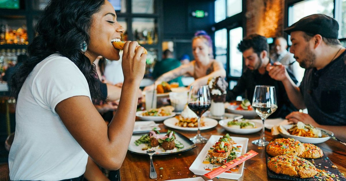 Les restaurants nous obligent à ranger les téléphones, et je ne me plains pas