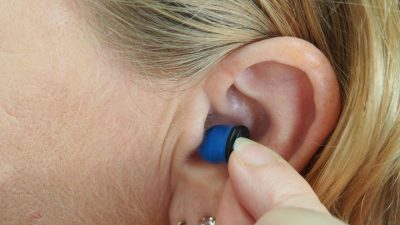 Vos prochains écouteurs pourraient traduire du texte et identifier des objets pour vous