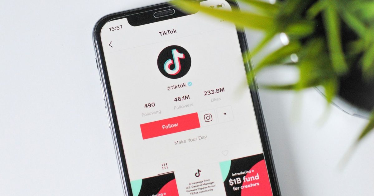 Si le doomscrolling de TikTok n'était pas suffisant, il sert maintenant un jeu d'emoji dans les DM