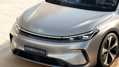 La société mère de Volvo vient de fabriquer une berline électrique élégante à 14 300 $ qui échappera aux acheteurs américains