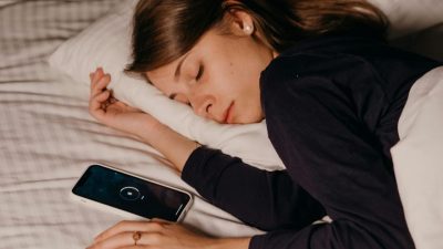 Sleep apps are good for maintaining a healthy routine, but they stress out insomniacs