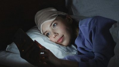 Les mauvaises habitudes de dépistage sont un facteur clé du terrible sommeil et de la santé mentale des jeunes, selon la recherche