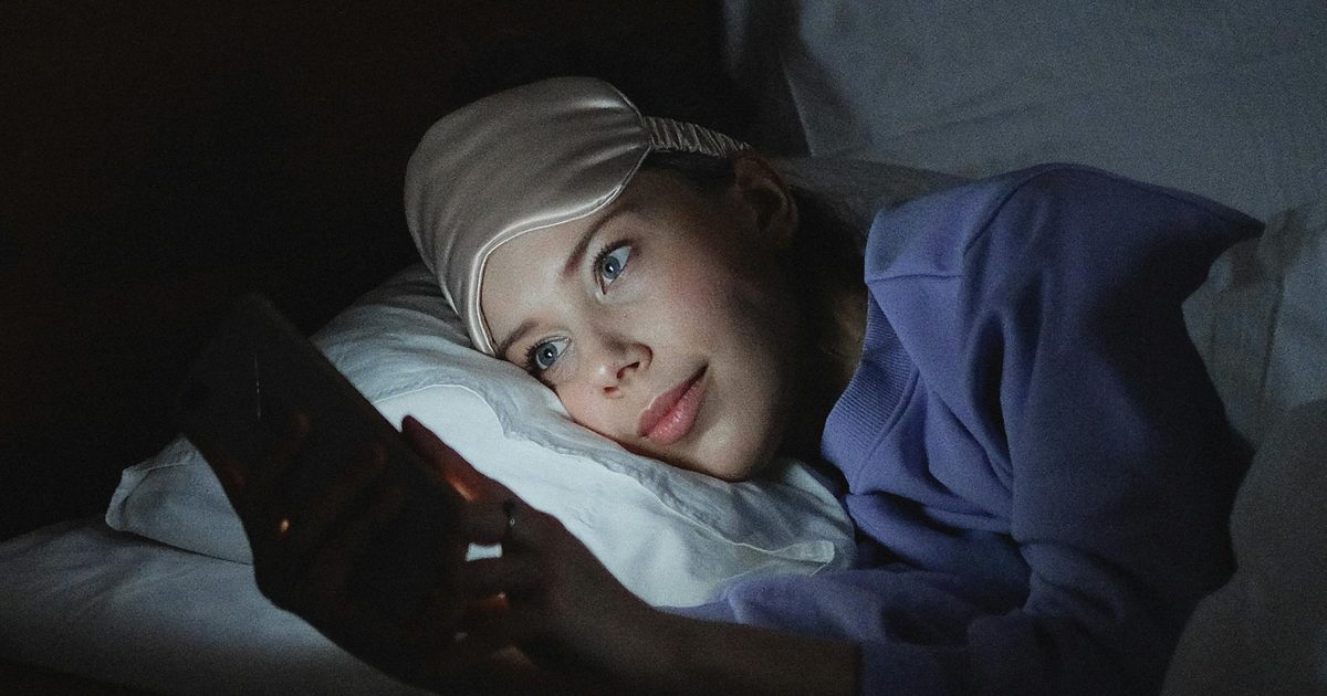 Les mauvaises habitudes de dépistage sont un facteur clé du terrible sommeil et de la santé mentale des jeunes, selon la recherche