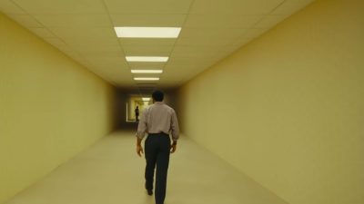 La nouvelle bande-annonce de Backrooms prouve que c'est peut-être enfin le film d'horreur qui fait flipper