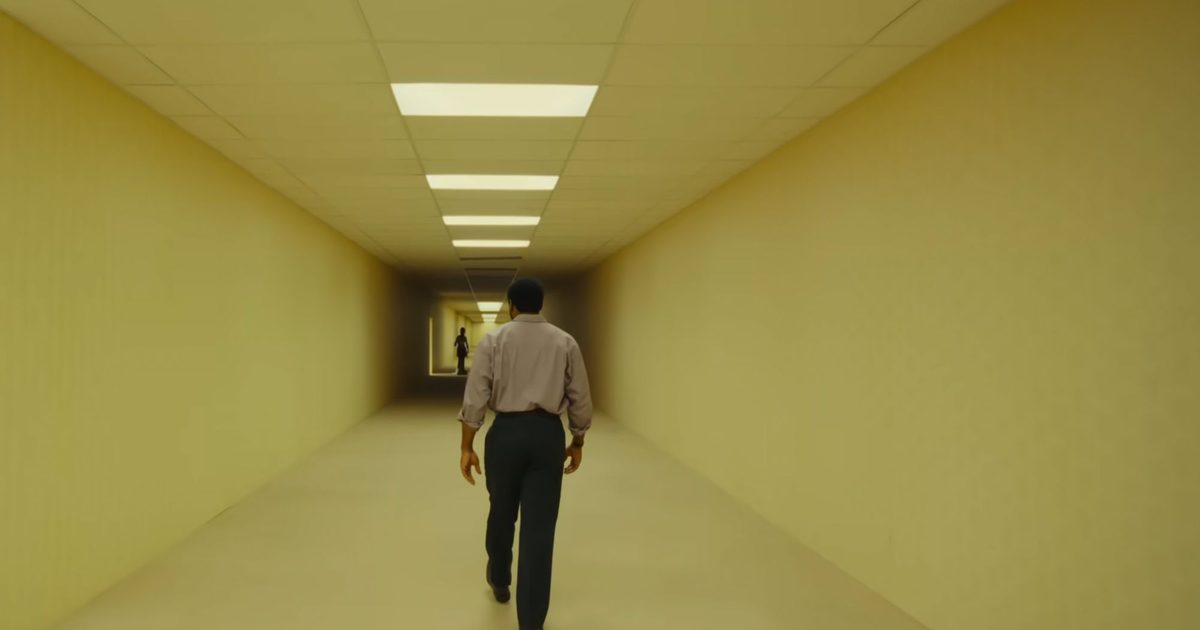 La nouvelle bande-annonce de Backrooms prouve que c'est peut-être enfin le film d'horreur qui fait flipper