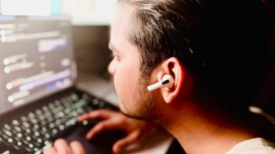 J'ai créé une application Mac pour suivre ma mauvaise posture avec les AirPods. Je n'ai pas écrit une ligne de code.