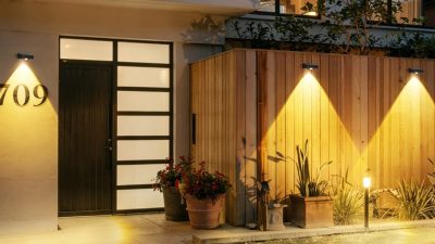 Allumez toute une clôture pour 20 $ : ces 16 lampes solaires sont à 56 % de réduction